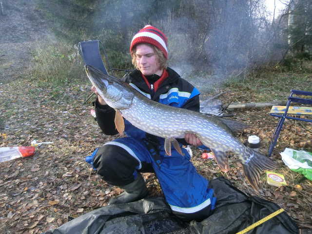 Gutt som koser seg på tur :-))