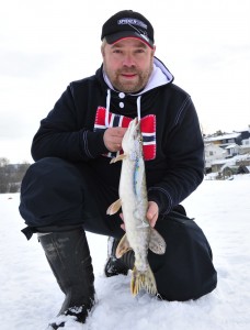 anslår vekten til rundt 14 kg og 147 cm lang :-)))