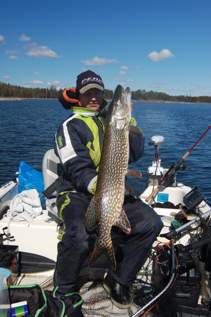 Kristoffer med en ny fin 9+ fisk (Saturday, April 27, 2013)