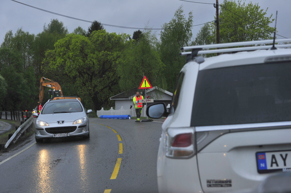 Vegsperring pga av flom.