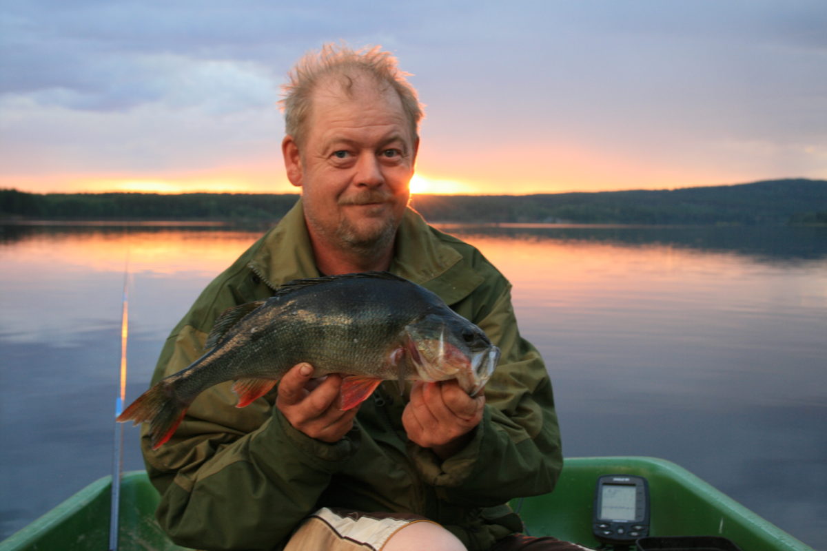 Bjørn med en flott top water abbor (juli)