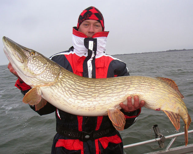 Bli med på kanskje verdens beste gjedde fiske.