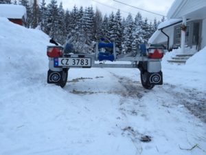 høyt monterte lykter og vippbar krybbe gjør att å koble ut strømmen blir unødvendig.