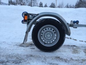 13" hjul, mye bedre en f.eks gaupen hengeren som kun har 10" hjul. større hjul=mindre rotasjoner på hjulet=mindre slitasje på lageret:)