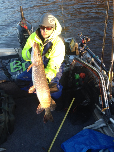 Anders Johansson med en 5+ fisk inn i tevlingen.