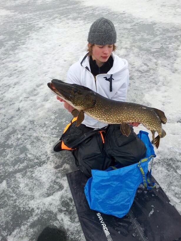 Marcus Nilsson med sin 3. fisk inn i konkurransen.