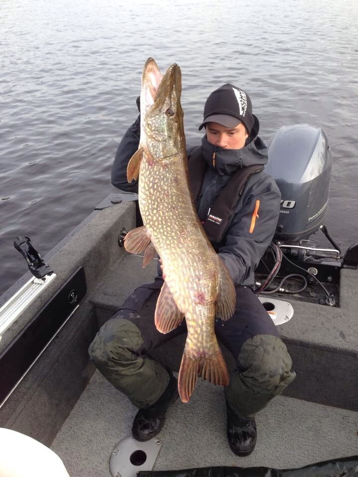Rickard Fornes med sin første 10+ fisk