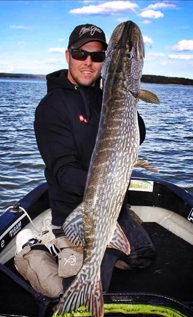 Tomasz Andersson med sin 9 ende fisk inn i konkurransen.