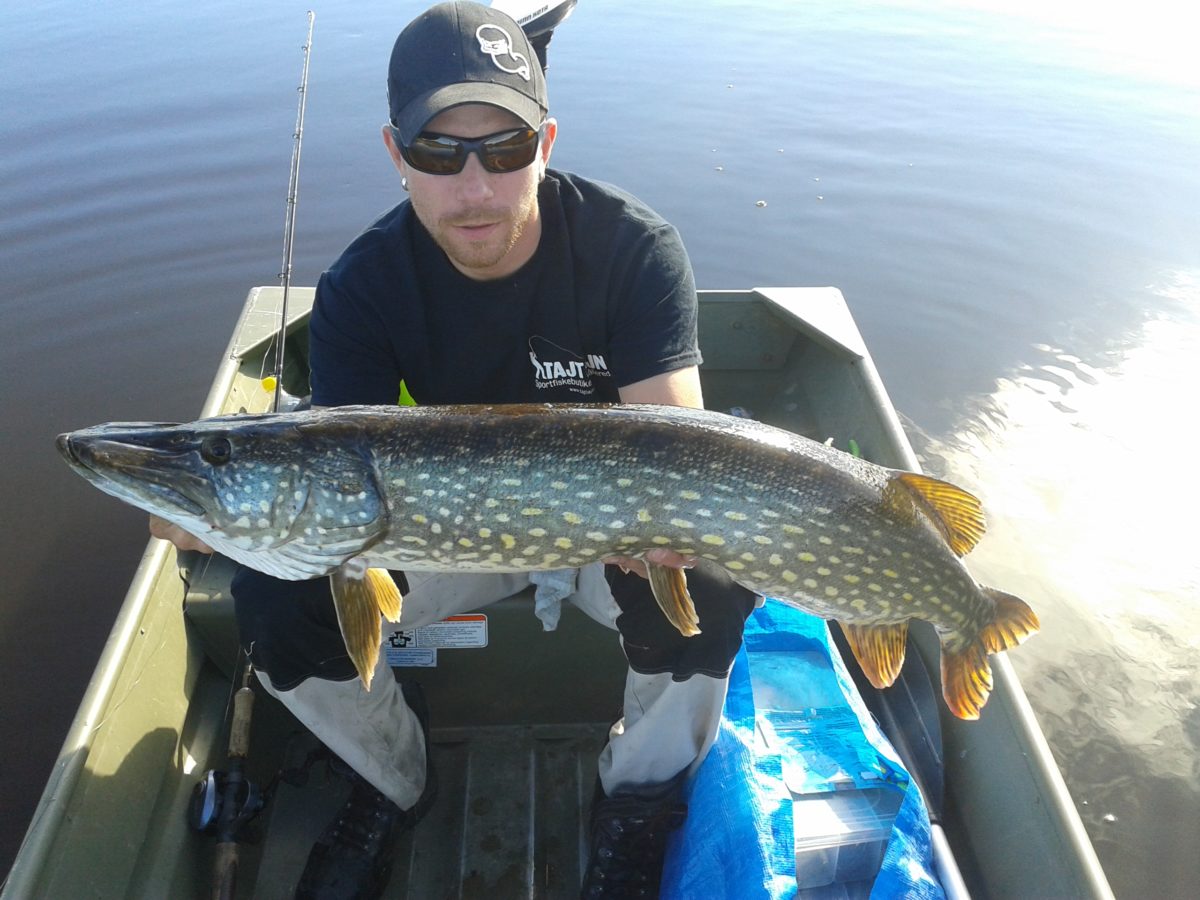 Fredrik Karlsson med en flott 7+ fisk.