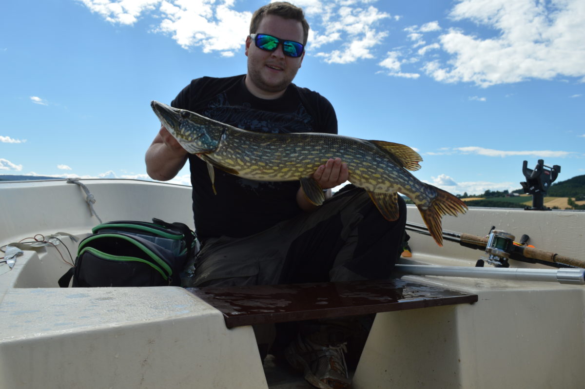 Andreas Nygård med en ny fisk.