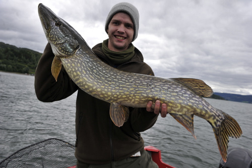 Espen H Dalbak med en flott pike