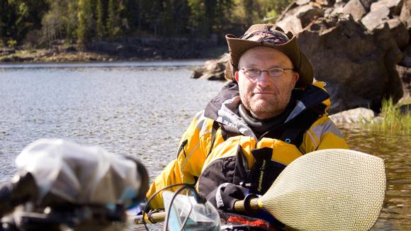 PAUL PADLER NABOLAGET. Reiseklar Paul tester gjeddefiske i Øyeren