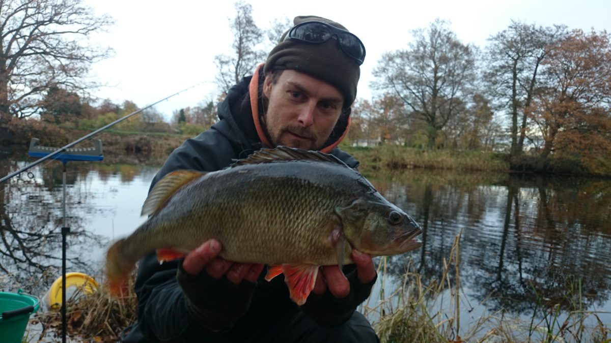 Henrik Stale med to flotte fisker.