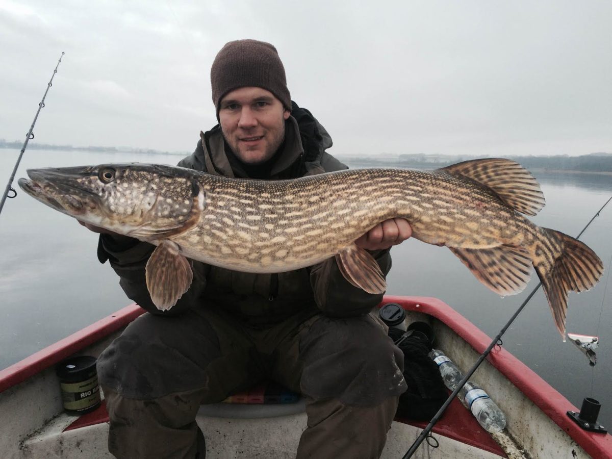 Jonas Reeh med ännu en gädda