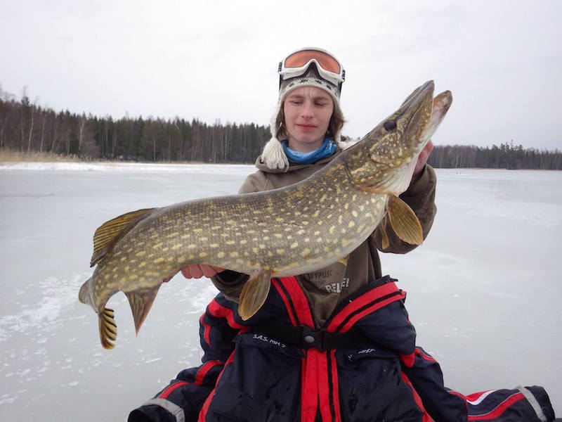 Rasmus Celander med en fin fisk.