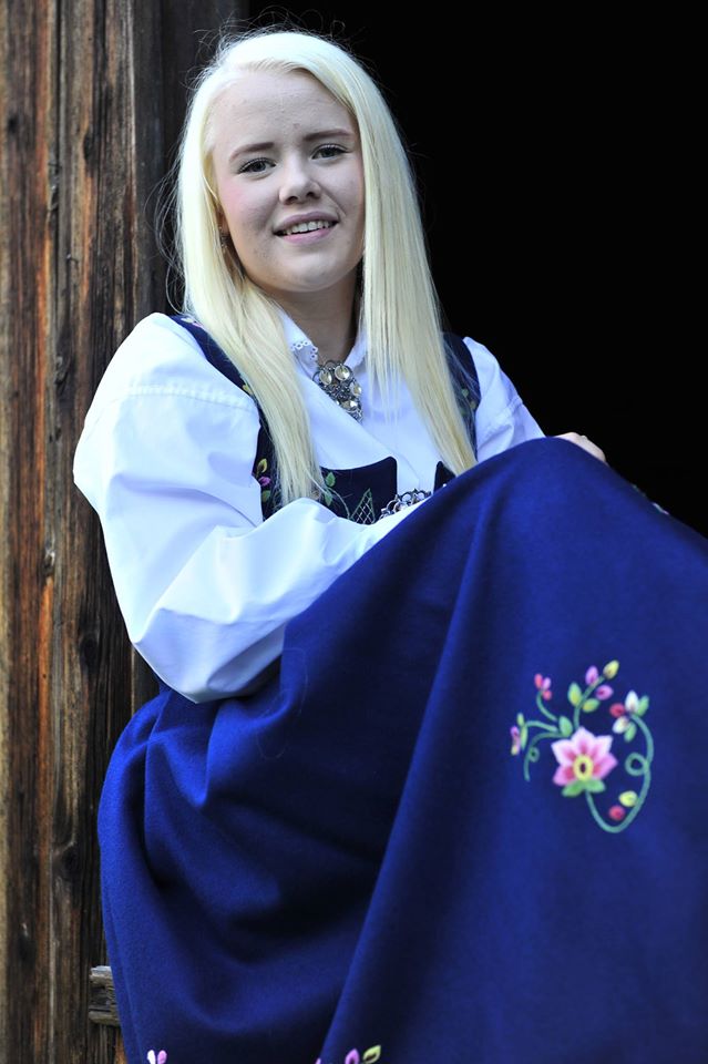 En av våre landslagsjenter i isfiske med meg på hemsen.