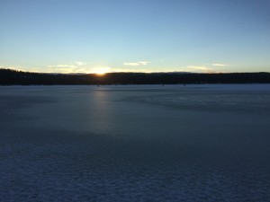 Fint å sitte på isen å se solen stå opp, Eltsjøen