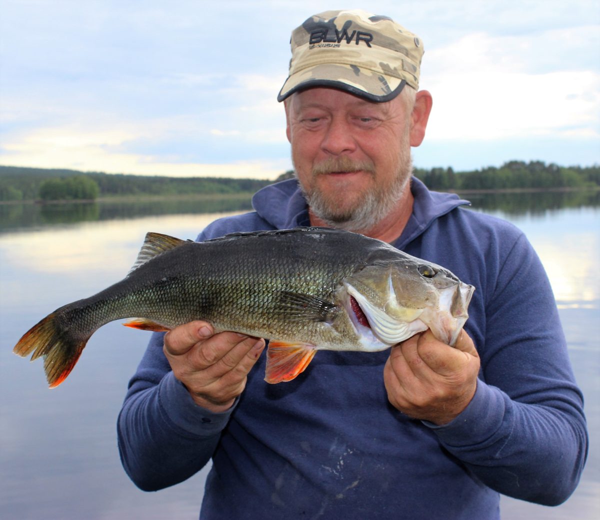 Rett og slett en go gubbe :-) Med sin to første abborer.