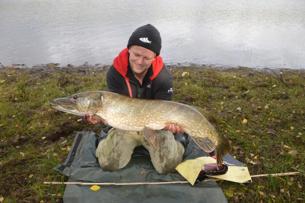 Andreas Ånerud Johansen in med fina gäddor.