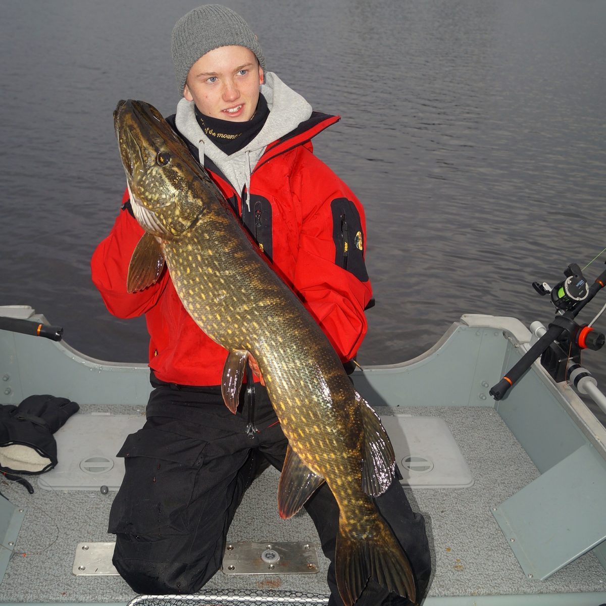 Simon Ingvald med gädda nr 5 & 6.