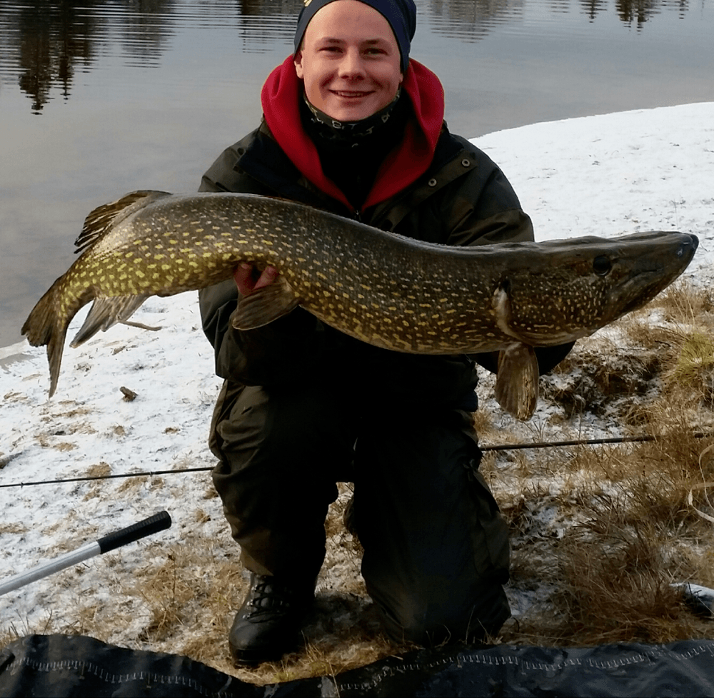 Johan Eriksson byter ut sin minsta gädda.