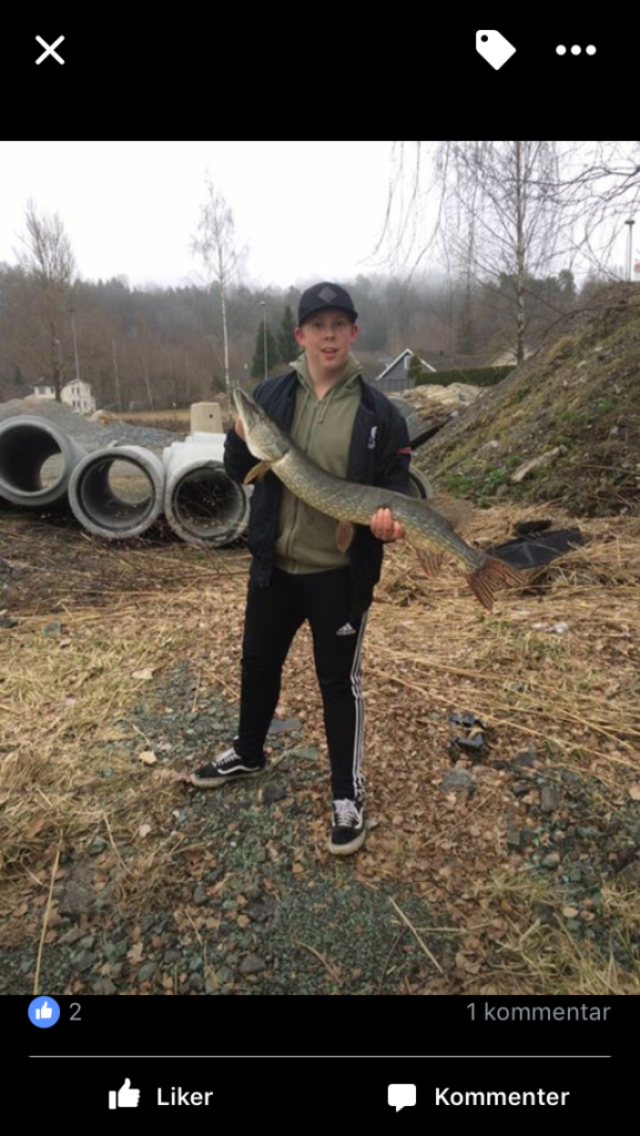 Glenn Hansen bjuder på med sin første fisk.