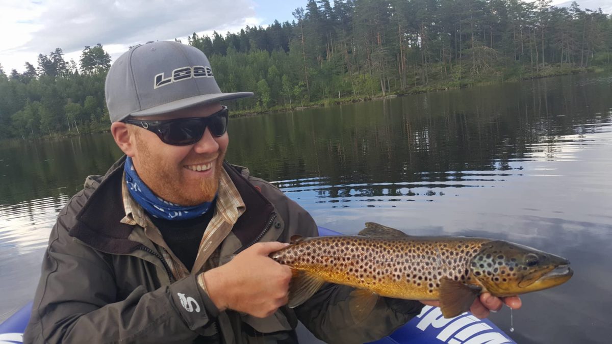 113016051515 ga en rå ørretkveld.