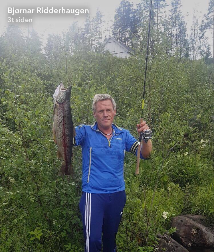Rykende fersk dokkaelva ørret. Den var ikke så lang, men fantastisk kondisjon på den. Kjørte den i 20 min før vi fikk den inn.