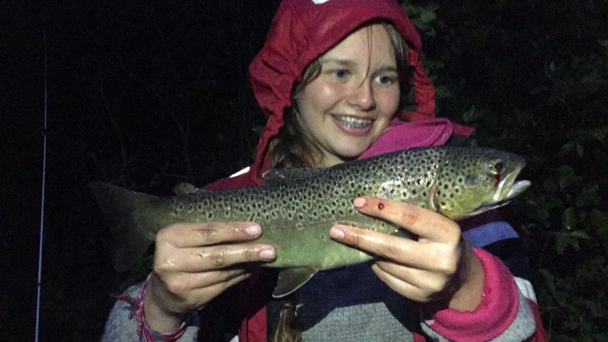 I kveld skulle Iselin Roos Aas, 14 år, få sin første ørret (03.08.2017)