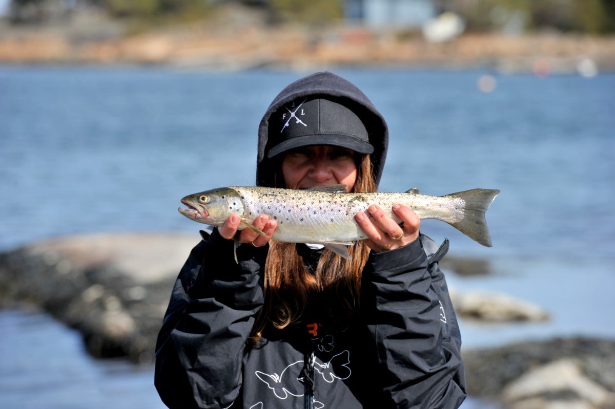 Hvordan bli en mer allsidig sjøørretfiskere. Fluefiske kan ikke ha enerett på fiske i kaldt grunt vann :-)