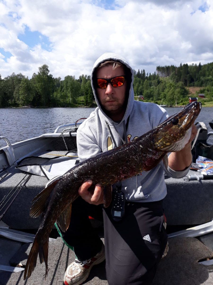 Sascha med sin 2. fisk inn i konkurransen.