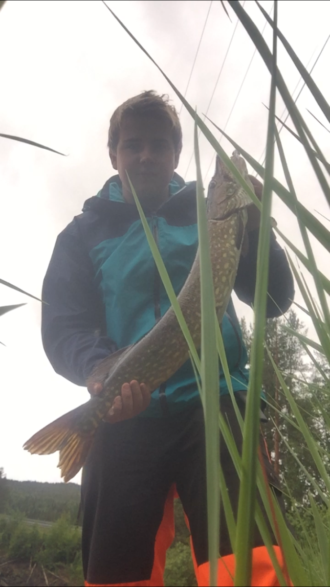 Tore Fugleåsen  med sin fisk nummer 2 inn på lista