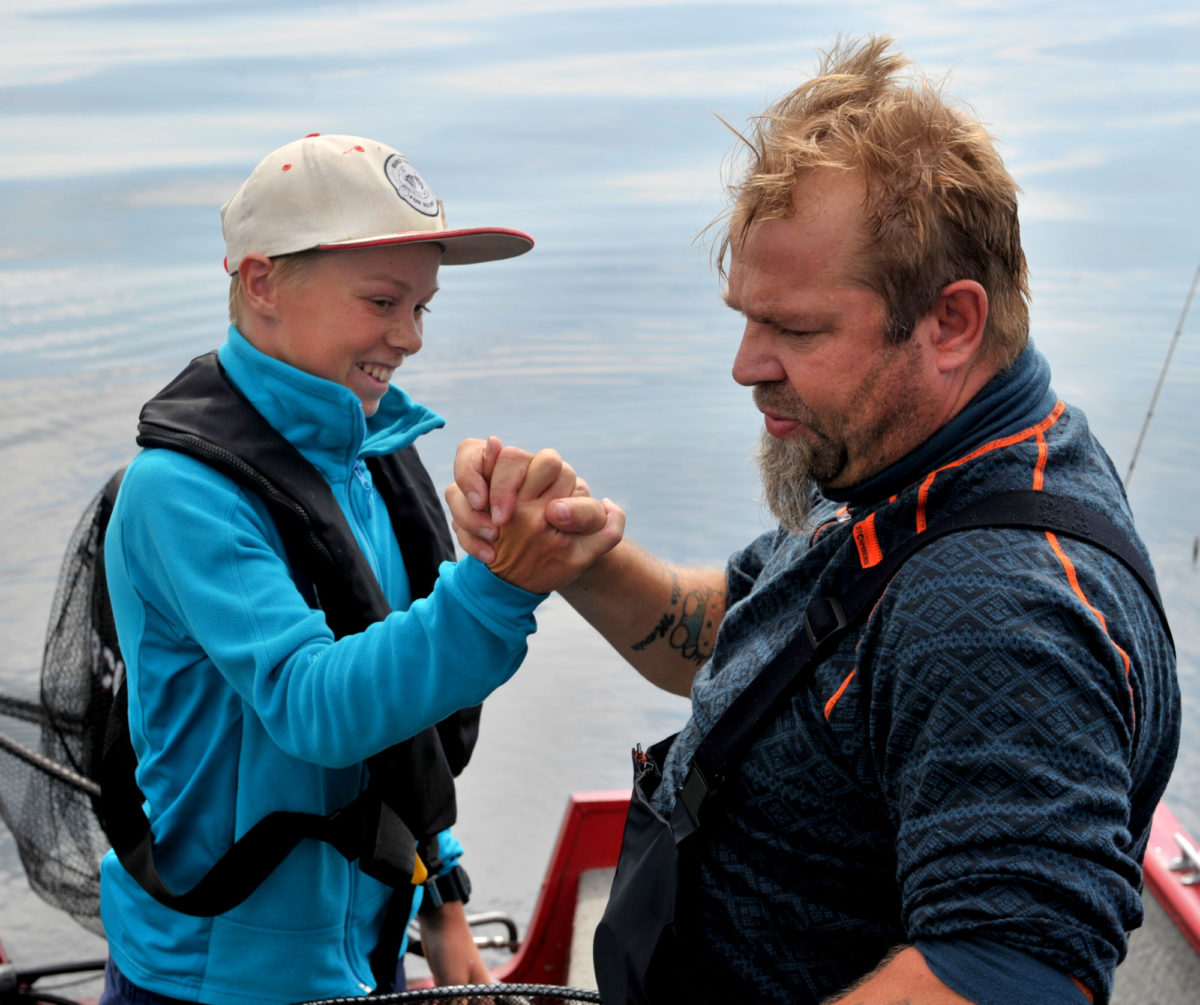 Fiske binder nye mennesker i sammen.  En flott snitt på abboren.