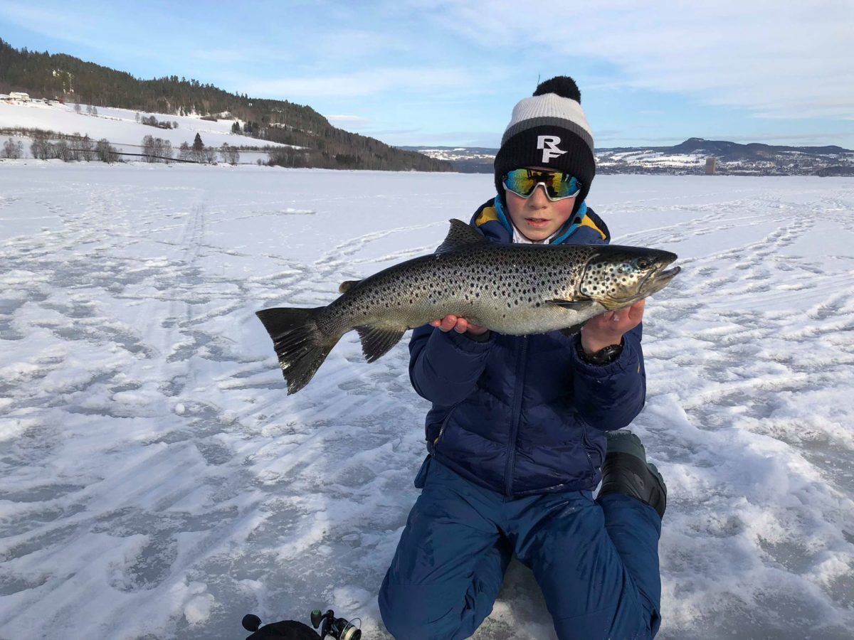 Matheus fikk en knallåpning  på sitt isfiskekarriere på Mjøsa. Med god hjelp av to dyktige karer.