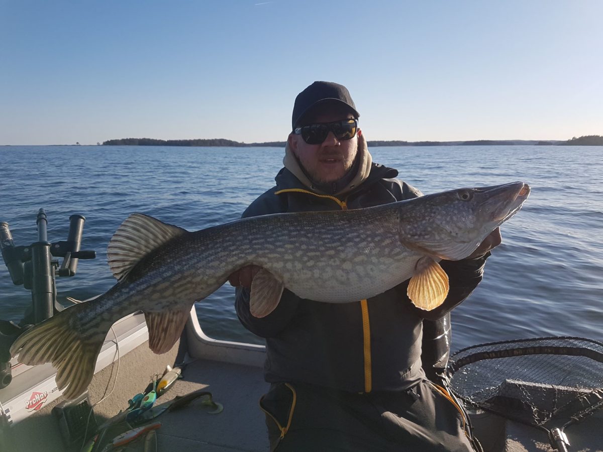 Raymond forteller om sine dager over hos Søtabror.