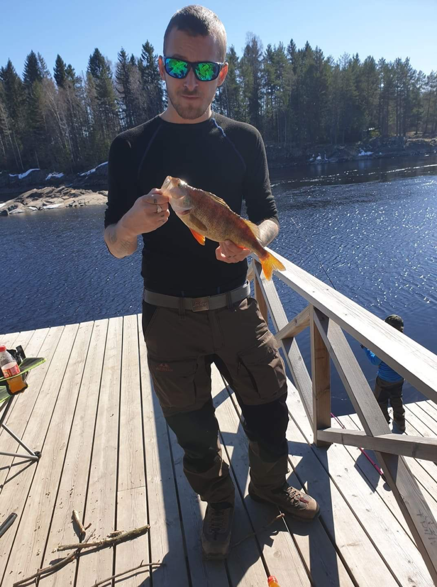 Steffen åpner med en abbor.