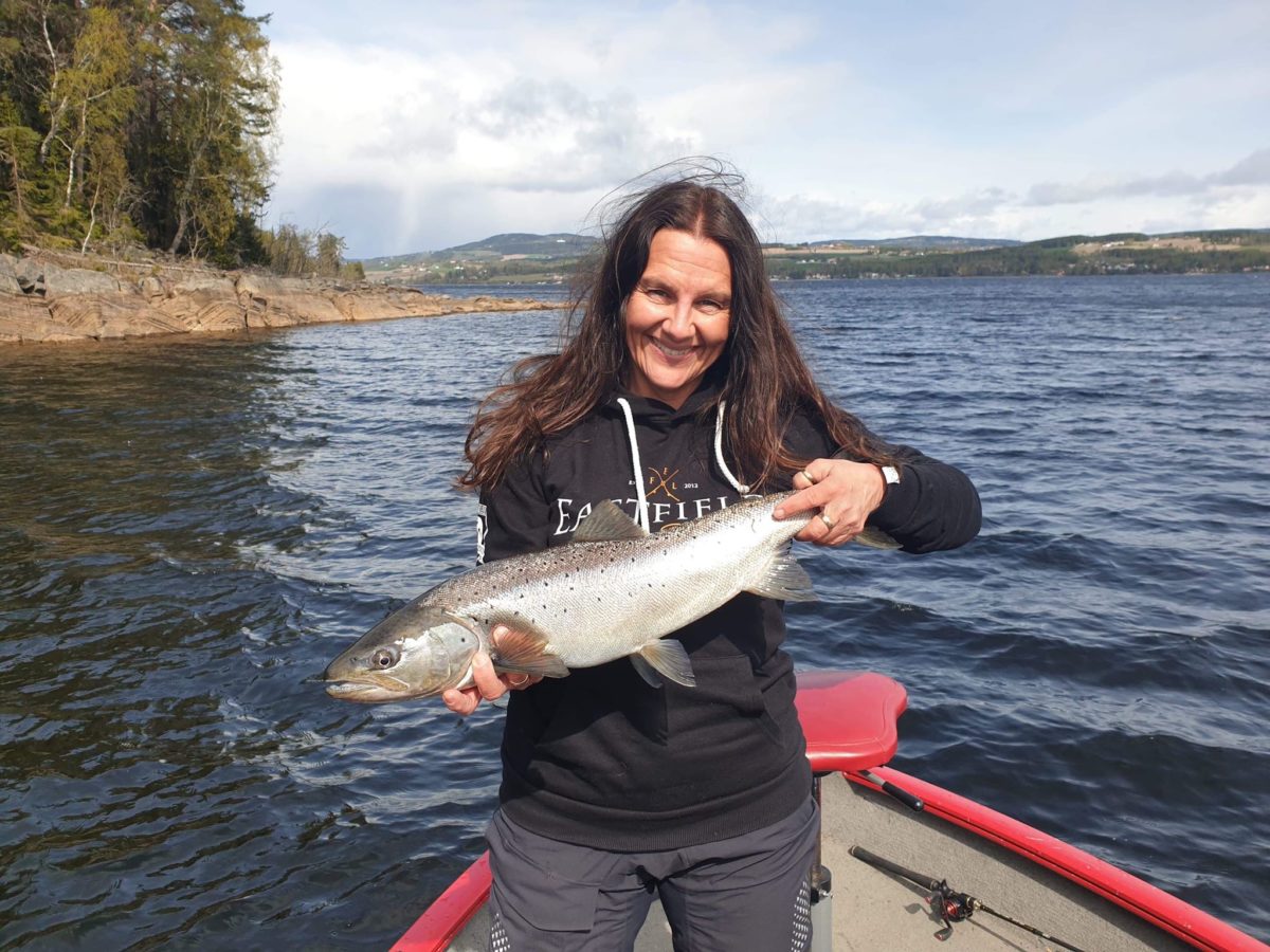 På ørretjakt med spinnstanga på Mjøsa.