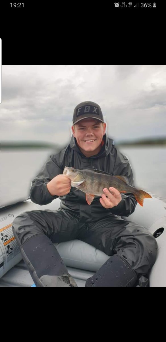 Tobias Jakobsen med sin 5. abbor.