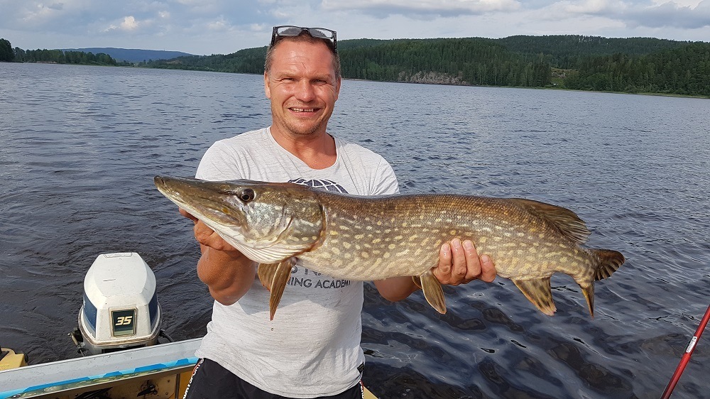 Stian Lunder med sin tredje gjedde.