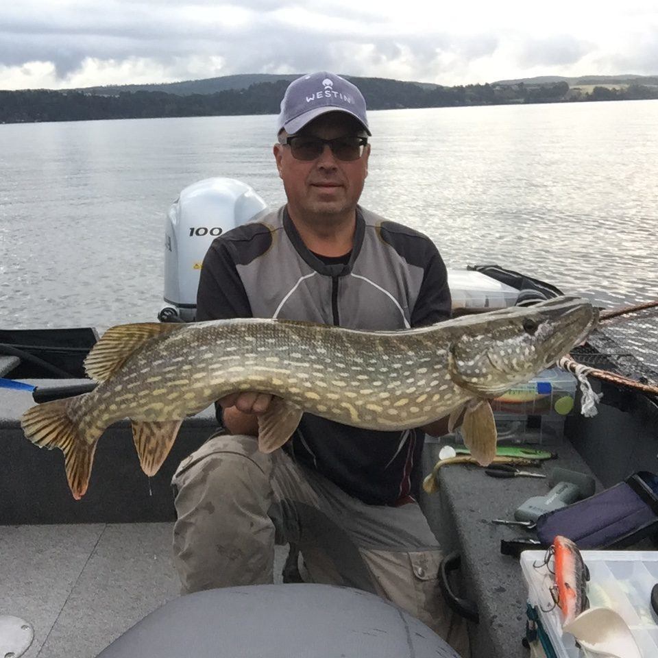 Petter med sin fisk nummer 9 inn i konkurransen