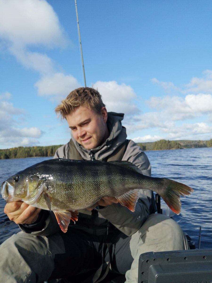 Stina skyver ned Fredrik Mortvedt fra pallen.