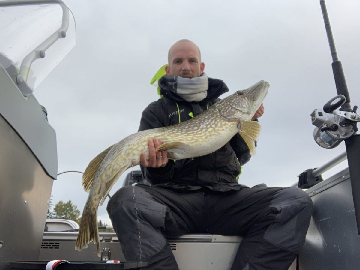 Kristoffer Bjørklund med en meget fin gjedde.